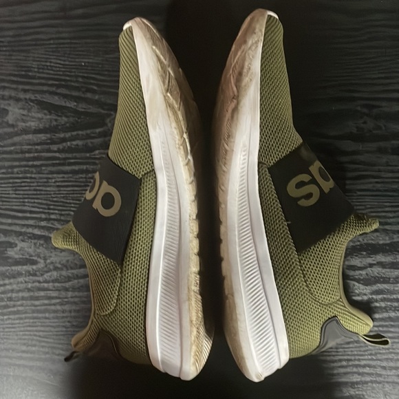 Addidas cloud foams slightly dirty on bottom size 11 in men’s - Picture 4 of 4